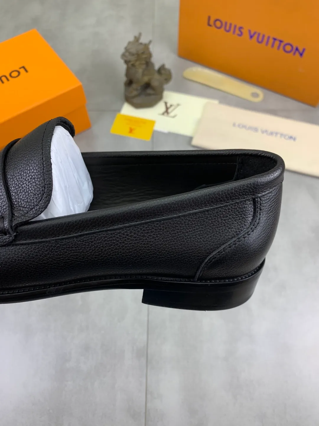 Men's men's shoes 💰P520 New style 💶[LOUIS VUITTON] Water-dyed Niuli Original order New style 🍀LV Louis Vuitton *——Top version of LV classic leather shoes! Made of imported original calfskin, original leather side strips and wear-resistant high-end rubber outsole! High quality products! Color: Black optional Size: 39-44 (45 customized)